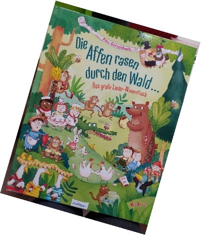 Die Affen rasen durch den Wald